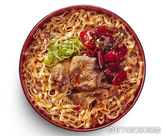 ▲阿舍干面“究酱拌面”香辣椒麻干拌面，。（图／记者黄士原摄）