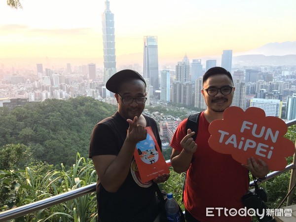 ▲菲律宾人气部落格Our_Awesome_Planet来台拍摄旅游短片，多样美食照点燃菲国来台询问度。（图／台北市政府观传局提供）