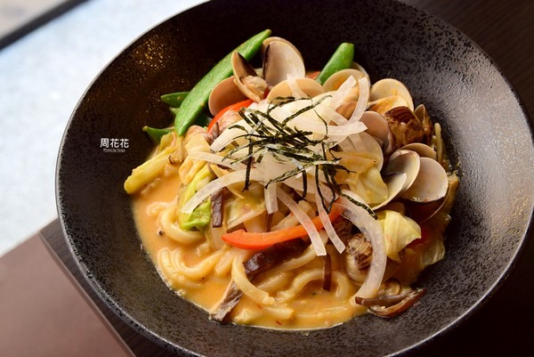 ▲赏吉圆定食串炸串烧居酒屋。(图/周花花提供)