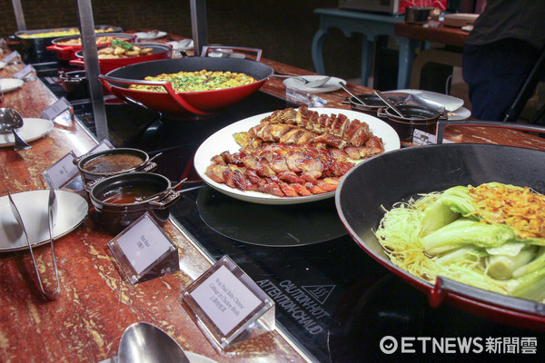 ▲文华Cafe晚间也推Buffet 鲍鱼、螃蟹及带骨肋眼牛排吃到饱。(图/记者黄士原摄)