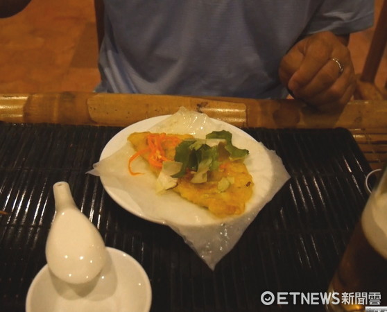 ▲越南本地人示范越式春卷包法。（图／记者彭怀玉摄）