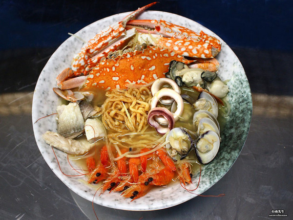 ▲台南一允堂海鲜粥，满满新鲜海鲜配料。（图／台南先生提供）