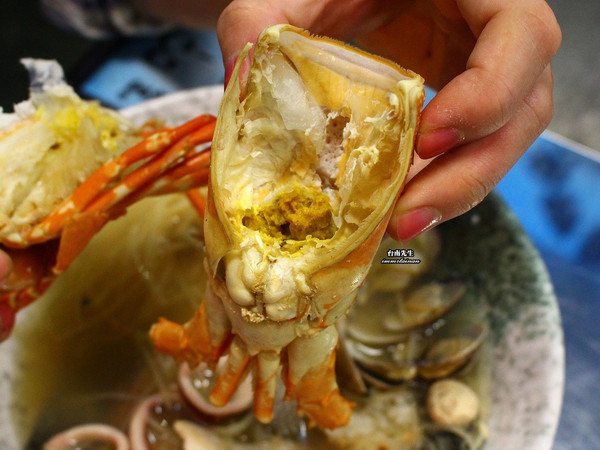 ▲台南一允堂海鲜粥，满满新鲜海鲜配料。（图／台南先生提供）