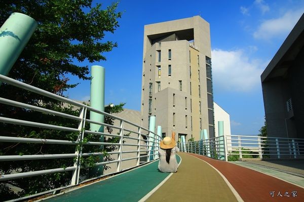 ▲嘉义新港艺术高中空中彩虹跑道。（图／可人之家提供）