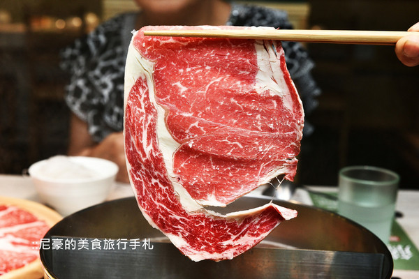 ▲台北藤集火锅大分量顶级肉品新鲜海鲜。（图／尼豪提供）
