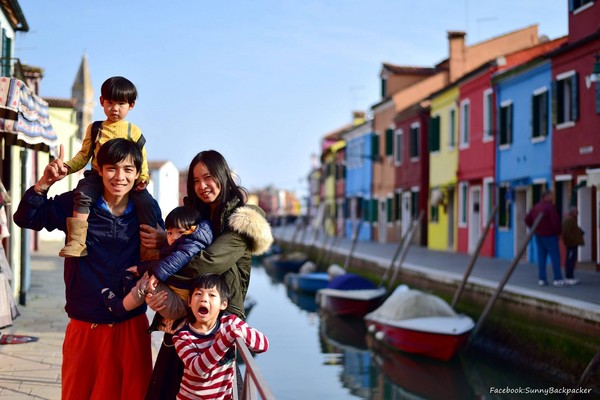 赖启文和赖玉婷夫妇带着三个小孩环游世界。（图／Sunny 背包流浪记提供）