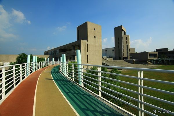 ▲嘉义新港艺术高中空中彩虹跑道。（图／可人之家提供）