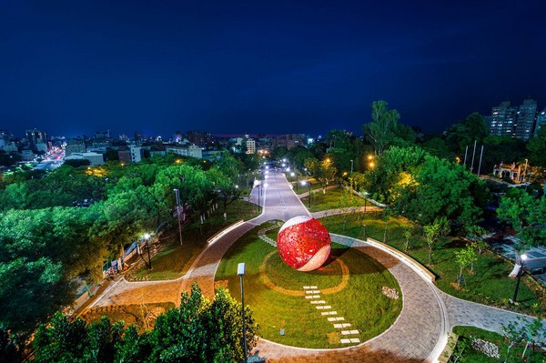 ▲嘉义KANO棒球园区，KANO景观球的夜间光雕试灯空拍照。（图／摄影师洪年宏提供，请勿随意翻拍，以免侵权。）使用照片需私讯个人脸书告知一声