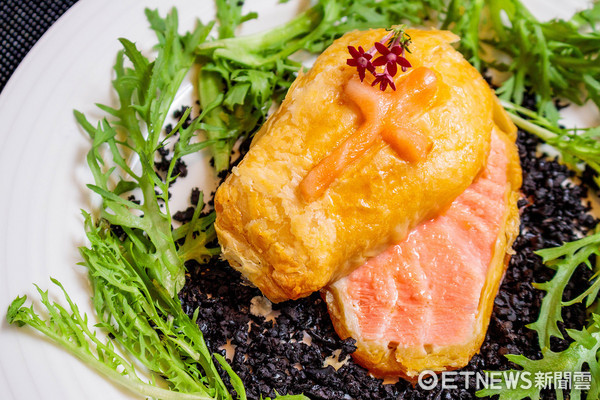 ▲美威鲑鱼厨房10月推出万圣节料理课程。（图／美威鲑鱼提供)酥皮棺木内有鲑鱼飘飘、鲑鱼木乃伊葱油饼、鲑鱼怪兽手指、鲑鱼南瓜咖喱惊魂夜。