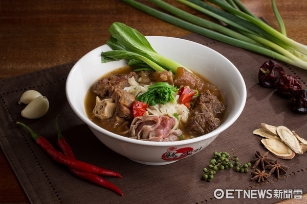 ▲%及?熟成21牛肉新品，川味椒香牛肉面与极致川味椒香精华牛肉。（图／美福国际提供)