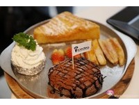 曼谷超狂冰淇淋店！五分熟牛排切下竟流出草莓牛奶