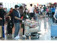 出国用这种购物袋托运超方便？地勤叹：破到无法解释