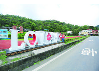 校园里都是“LOVE”！屏东牡丹国小超浪漫还有彩虹阶梯