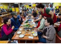 韩国京畿道池洞市场　品尝每张桌子上都有的“辣炒血肠锅”