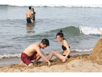 穿上比基尼去玩水！9座人气沙滩　冰凉海水超级消暑
