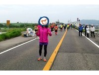 日跑马遇“女神”陪伴到最后一秒　网：有洋葱的马拉松
