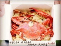 一整只大螃蟹横躺在台南米糕上！6只酒虾只要70元