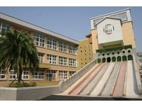 从2层楼高滑下好刺激！新竹阳光国小校园里有7个溜滑梯
