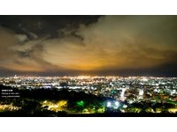 看夜景惊魂！无法会车的狭窄山路　跑过我车边的人是？