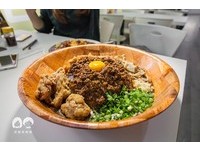 限时吃完不用钱！台日混血“巨无霸”咖喱饭进军台北