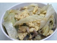 台北“肉蛋干拌面”有满满的高丽菜　还有平价炸排骨