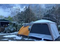 不用到欧洲也有这种风景！一片雪白森林露营去