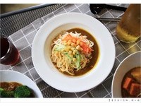 台中文青凉面店仿佛走进咖啡厅　有咖喱香气的鸳鸯面