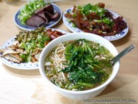 老板巡桌教你吃！台北牛肉面店吃得到“月亮”