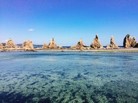 步行就能到！隐身国道休息站内　海与天之间的岩石分隔线