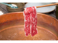 替客人桌边烹煮肉或海鲜　但马家涮涮锅设有专属侍食师