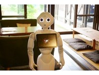 日本人气老屋餐厅　竟有机器人服务生跳波浪舞！