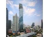 曼谷第一高楼启用像没完工？前卫雕塑品灯光秀超吸睛！