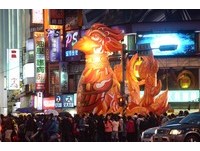 8.5米高缤纷“日珥鸡”登场！台北灯节再添亮点