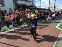 台湾团队赴日本参加“办公椅竞速”　围观日人都帮加油