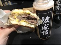 逢甲超夯排队深夜食堂　超邪恶起司让你一口接一口