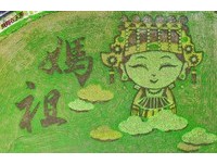 眯眯眼妈祖现身苗栗　慈祥笑容好像飘浮在稻田上