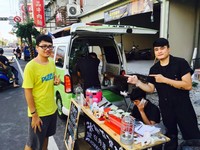 好热血！屏东男开胖卡“环岛卖汉堡”助育幼院童