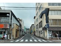 日本冈山儿岛牛仔裤街　柏油路面竟呈现“牛仔裤蓝”