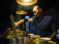 型男深夜食堂“肋排面线糊”　日限120碗排队才吃得到