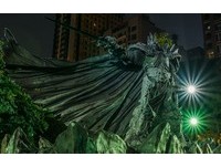 巫妖王阿萨斯降临台中草悟道　夜间灯光仿佛君王再临