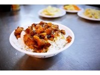 营业一甲子的台南味！配菜多、有独特白胡椒香的肉燥饭