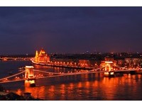 布达佩斯多瑙河炼桥　连接起欧洲最美“忧郁夜景”