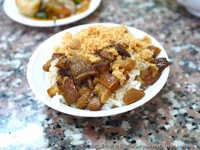 撒上鱼松、肉燥的古早味米糕　搭上荷包蛋的刚好滋味