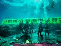 绿岛公馆国小举行“海底毕业典礼”　校长、家长都下海