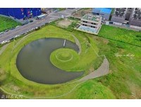 爆红景点“台中嘉明湖”空拍　圆弧月亮形状超美的