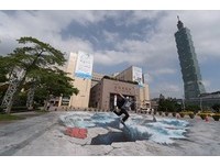北市府前超逼真3D地景！“波涛汹涌”世大运精神不放手