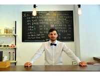 爱上大9岁的台湾女孩　英国老外在花莲开“绅士发廊”