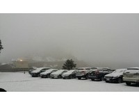合欢山17日下雪起大雾　5公分积雪染白山头