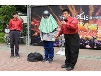 想感受台南盐水蜂炮的刺激　一定要这样“全覆武装”？