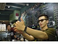 自拍完现做一杯自恋咖啡！新加坡超夯“自拍咖啡店”